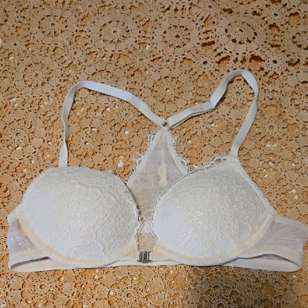 White Underwire Bra with Lace Texture and Adjustable Straps